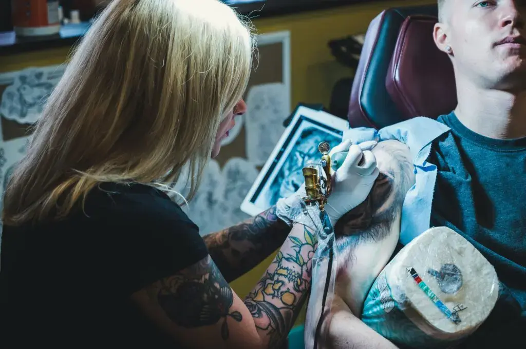 Tatuaje și sănătate: ce spun medicii despre riscuri