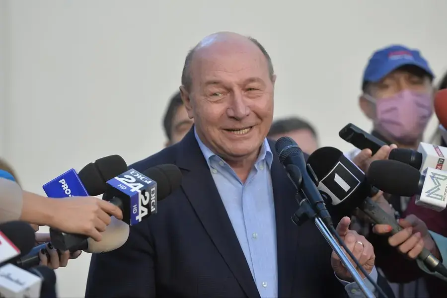Băsescu leagă succesul lui Simion de analfabetismul funcțional, în umbra închiderii a 1.800 de școli