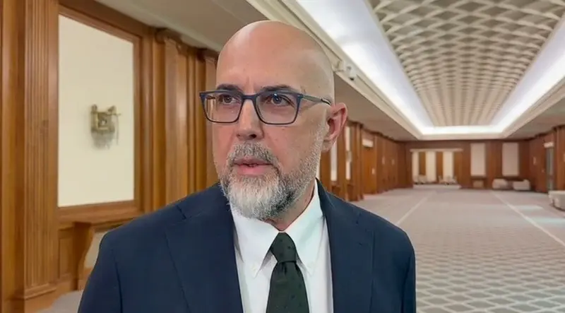 Nicușor Dan nu cedă la presiuni — noi trebuie să ne adaptăm