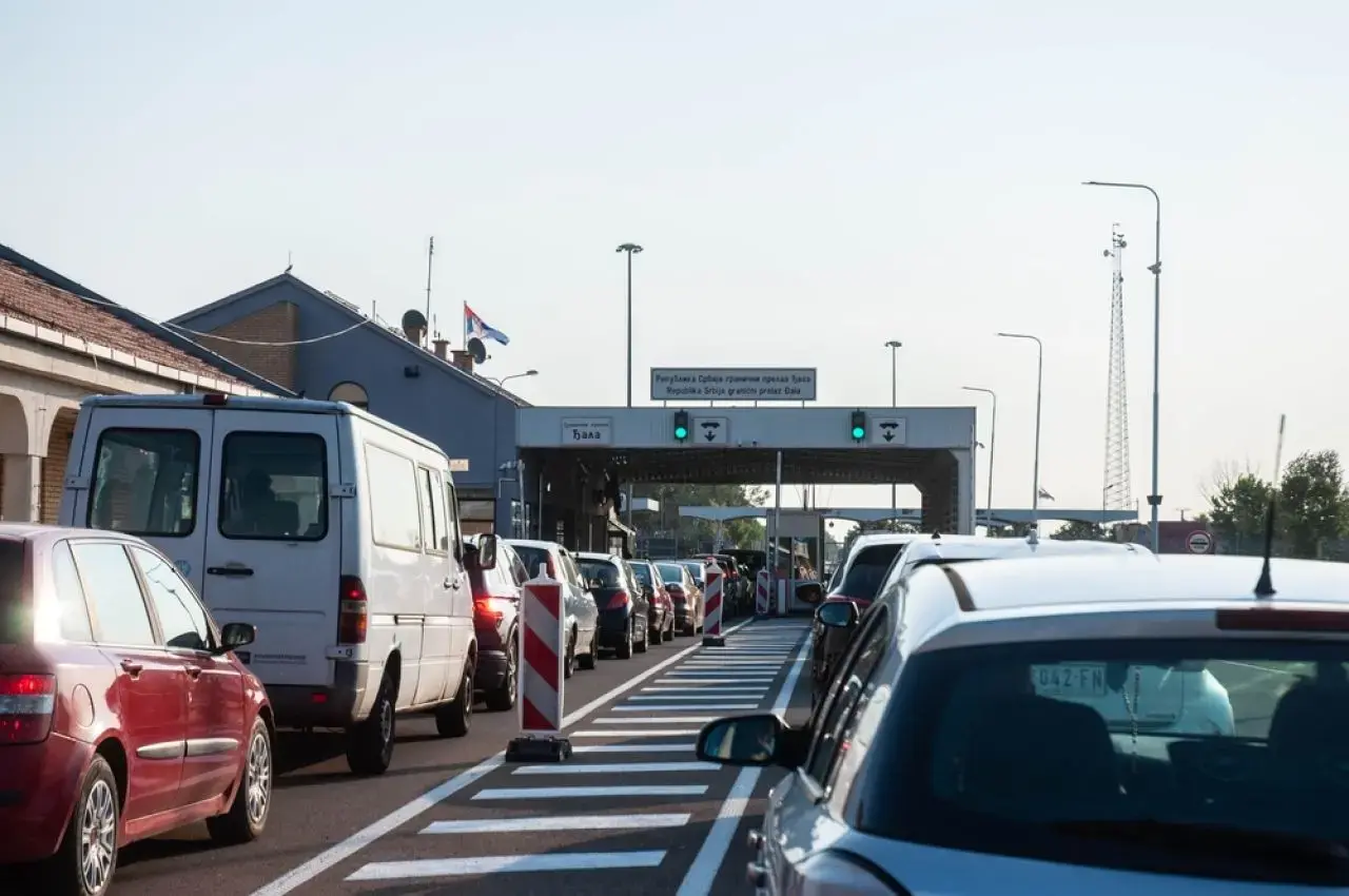 MAE avertizează românii: protestele transportatorilor în Serbia blochează frontierele cu UE
