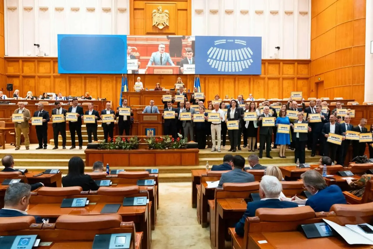 Pancarte în plenul Senatului: AUR cere oprirea „poliției politice” după arestarea lui Georgescu