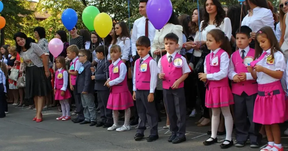 Senatul a adoptat uniformele școlare obligatorii