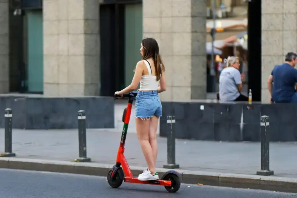 Trotinetele electrice, un pericol pe roți: sute de copii ajung la urgențe
