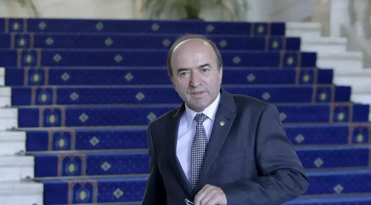 Tudorel Toader: Parlamentarii votează orice premier pentru a scăpa de alegeri anticipate
